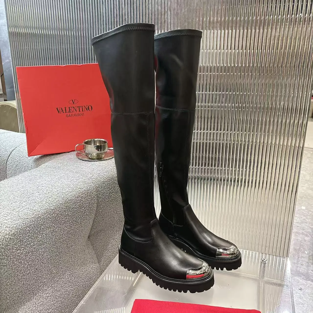 👟👟Ex-factory price 720👟👟 2026𝑉𝐴𝐿𝐸𝑁𝑇𝐼𝑁𝑂 Valentino ♡ͥ | 💫Purchase level🔍 Classic Valentino’s special textured hardware brings out a full sense of luxury After putting it on my feet, I was shocked that my feet looked slimmer! The new season lives up to expectations! Worth buying ❥The original method is absolutely sentimental ❥Elegant style creates a different feeling🙈 Simple temperament style!  ♡ show bdetails ———————————— ⊿▸: Code number｜35-40 (41. Customized) ⊿▸: Material｜Imported calfskin + elastic pu ⊿▸: Lining |Sheepskin ⊿▸: Code number 35-40 (41. Customized)
